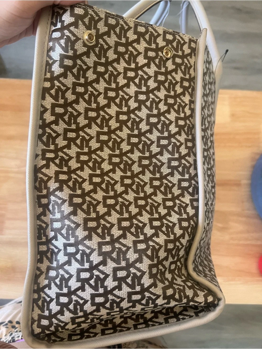 DKNY Beige & Brown Logo Tote Bag / carlita